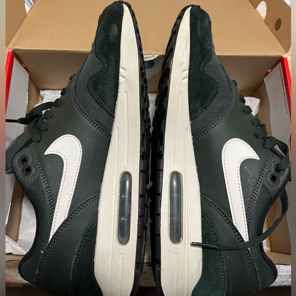 Air max 1’s Hunter Green, size 9.5
